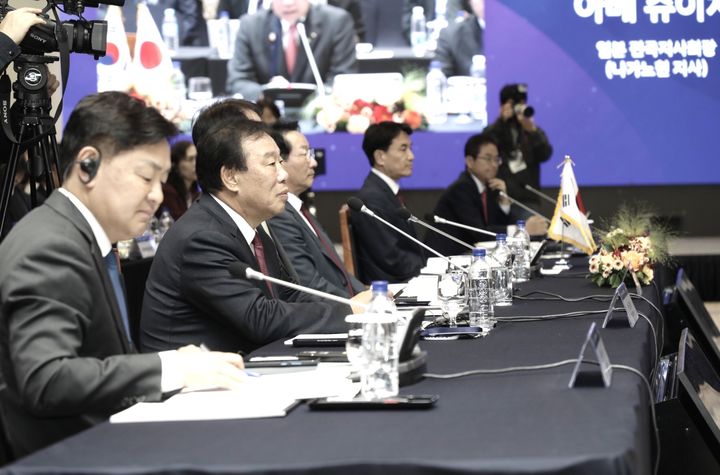 [세종=뉴시스] 12일 인천에서 열린 제8회 한일시장지사회의 본회의에 참석한 최민호 세종시장. (사진=세종시의회 제공) 2025.11.12. photo@newsis.com. *재판매 및 DB 금지