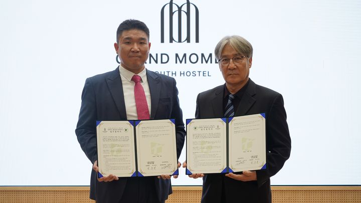 [부산=뉴시스] 그랜드모먼트 유스호스텔은 동명대학교와 지역사회 공헌 및 청소년 진로·진학을 위한 업무협약을 체결했다고 12일 밝혔다. (사진=그랜드모먼트 유스호스텔 제공) 2025.11.12. photo@newsis.com *재판매 및 DB 금지