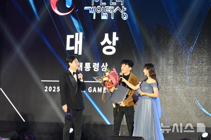 [부산=뉴시스] 윤정민 기자 = 넥슨 데브캣이 개발한 '마비노기 모바일'이 12일 오후 부산 벡스코에서 열린 '2025 대한민국 게임대상'에서 대통령상(대상)을 받았다. 김동건 데브캣 대표(가운데)가 수상 소감을 전하고 있다. 2025.11.12. alpaca@newsis.com