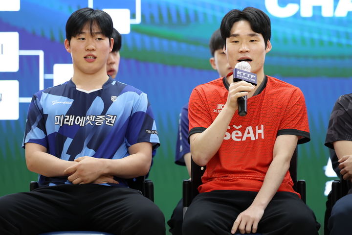 ﻿[서울=뉴시스]한국 남자 탁구 간판 장우진(세아)이 12일 경기도 광명시청 대회의실에서 열린 2025 두나무 프로탁구리그 FINALS IN 광명시 미디어데이에 참석해 발언하고 있다. (사진=한국프로탁구연맹 제공) 2025.11.12. photo@newsis.com *재판매 및 DB 금지
