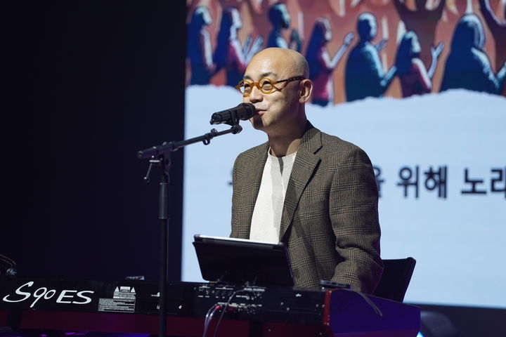 '2025 공유·공공저작물 어워즈'가 12일 서울 동대문구 KOCCA 콘텐츠문화광장에서 열렸다. 하림이 토크콘서트 중 노래를 하고 있다. (사진=문화체육관광부 제공) *재판매 및 DB 금지