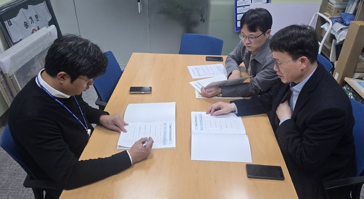 [춘천=뉴시스] 12일 강원특별자치도(도지사 김진태)는 내년도 정부예산안 국회 심의가 본격 진행됨에 따라 이미 확보한 국비 10조 원 규모의 예산을 사수하고, 아직 반영되지 못한 주요 사업의 국비 증액을 위해 이날 예산과 실무진은 강원 지역구 예결위원인 한기호·송기헌 의원실을 찾아 국비 지원 확대의 필요성을 적극 건의했다 고 밝혔다. 강원특별자치도 제공. *재판매 및 DB 금지