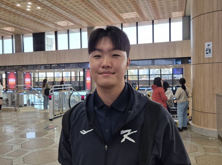 [서울=뉴시스] 문채현 기자 = 야구 국가대표 정우주가 12일 김포공항에서 일본으로 출국하기 전 취재진과 인터뷰를 하고 있다. 2025.11.12. dal@newsis.com *재판매 및 DB 금지