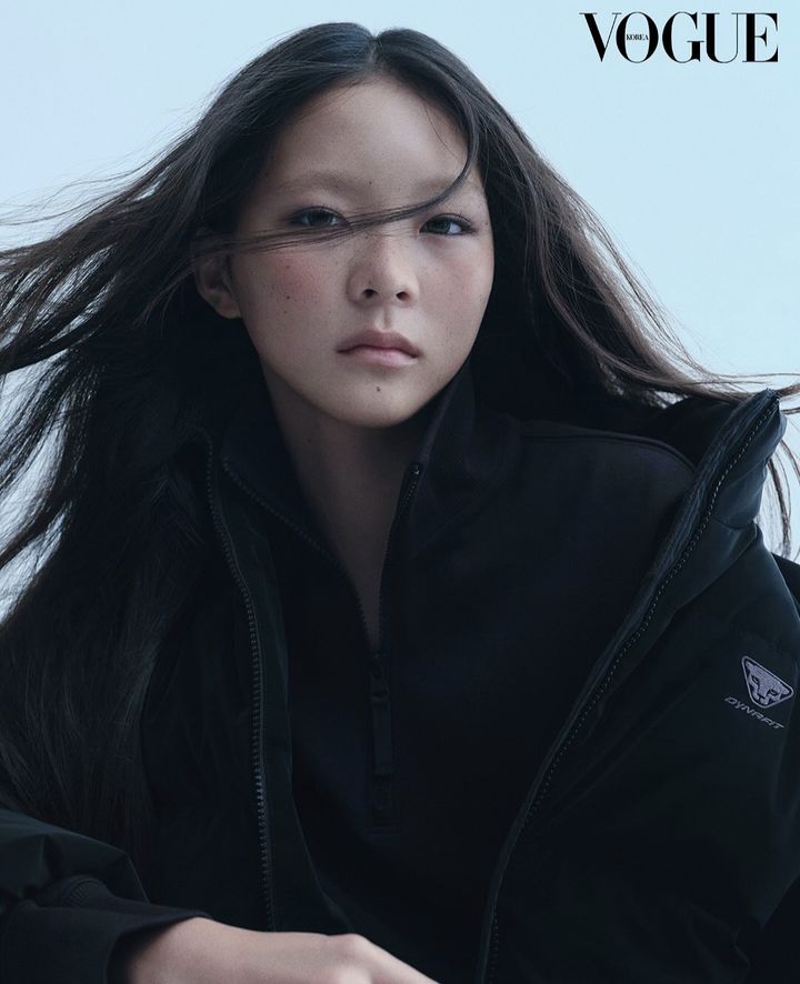 [서울=뉴시스] '보그 코리아'가 지난 7일 공식 인스타그램에 추사랑과 함께한 화보를 공개했다. (사진='보그 코리아' 인스타그램 캡처) 2025.11.13. photo@newsis.com *재판매 및 DB 금지