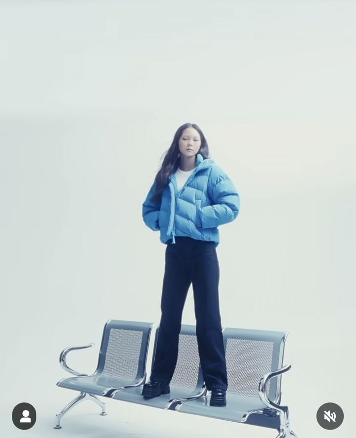 [서울=뉴시스] '보그 코리아'가 지난 7일 공식 인스타그램에 추사랑과 함께한 화보 촬영 현장을 공개했다. (사진='보그 코리아' 인스타그램 캡처) 2025.11.13. photo@newsis.com *재판매 및 DB 금지