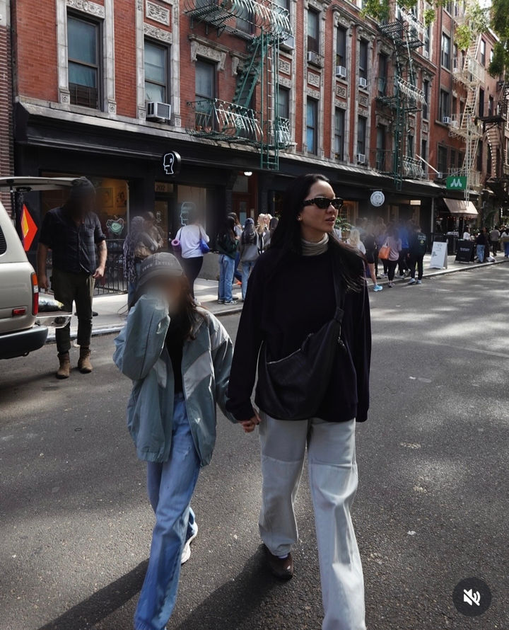 [서울=뉴시스] 모델 겸 배우 장윤주가 딸과 함께한 근황을 공개했다. (사진=장윤주 인스타그램 캡처) 2025.11.13. photo@newsis.com *재판매 및 DB 금지