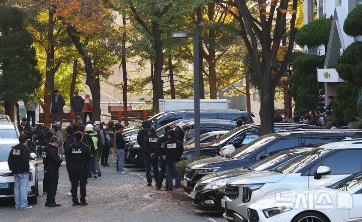 [서울=뉴시스] 박주성 기자 = 12·3 비상계엄 관련 내란·외환 혐의를 수사하는 특별검사팀이 12일 서울 용산구 이태원동 황교안 전 국무총리 자택 앞에서 내란 선전·선동 혐의를 받는 황 전 총리에 대한 체포영장 집행을 시도하고 있다. 2025.11.12. park7691@newsis.com