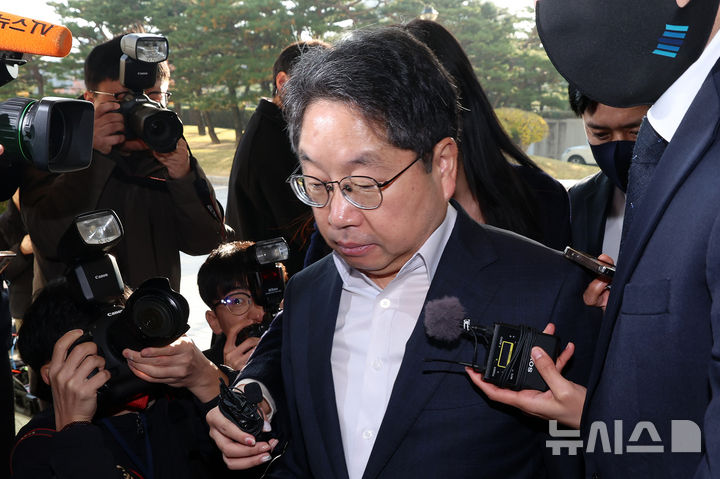 [서울=뉴시스] 조성우 기자 = 노만석 검찰총장 직무대행이 12일 오전 서울 서초구 대검찰청으로 출근하고 있다. 2025.11.12. xconfind@newsis.com