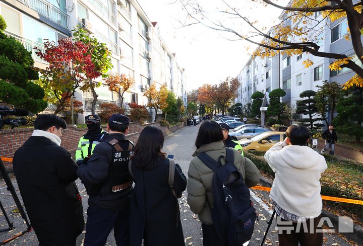 [서울=뉴시스] 박주성 기자 = 12·3 비상계엄 관련 내란·외환 혐의를 수사하는 특별검사팀이 12일 내란 선전·선동 혐의를 받는 황교안 전 국무총리에 대한 체포영장 집행을 시도한 가운데 서울 용산구 이태원동 황교안 전 국무총리 자택 앞에서 취재진이 대기하고 있다. 2025.11.12. park7691@newsis.com