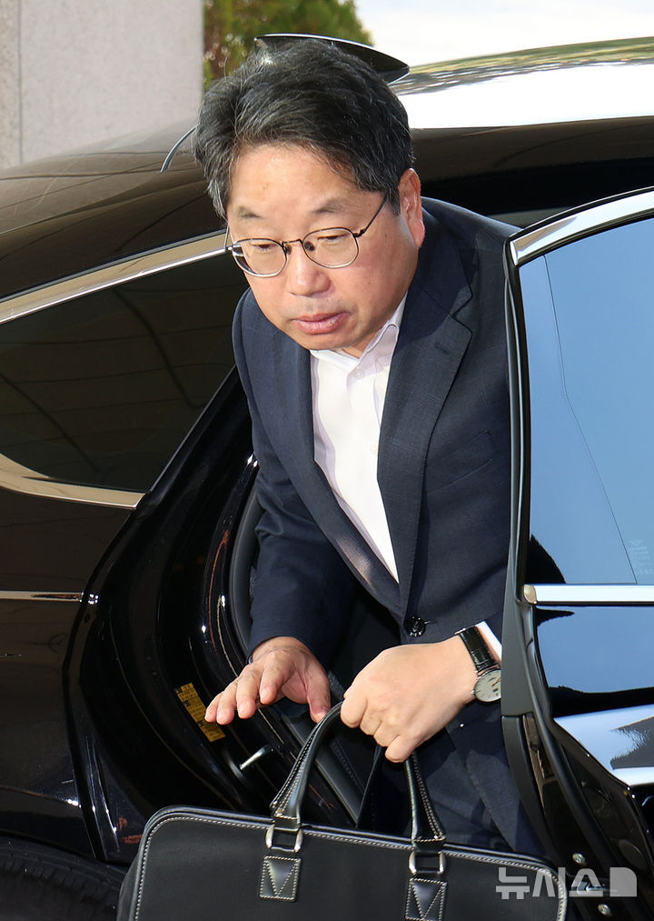 [서울=뉴시스] 조성우 기자 = 노만석 검찰총장 직무대행이 12일 오전 서울 서초구 대검찰청으로 출근하고 있다. 2025.11.12. xconfind@newsis.com