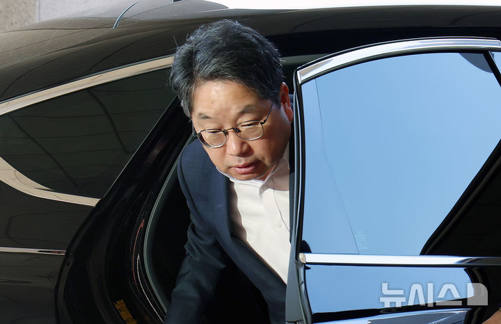 [서울=뉴시스] 조성우 기자 = 노만석 검찰총장 직무대행이 12일 오전 서울 서초구 대검찰청으로 출근하고 있다. 2025.11.12. xconfind@newsis.com