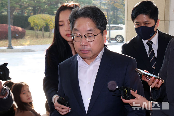 [서울=뉴시스] 조성우 기자 = 노만석 검찰총장 직무대행이 12일 오전 서울 서초구 대검찰청으로 출근하고 있다. 2025.11.12. xconfind@newsis.com