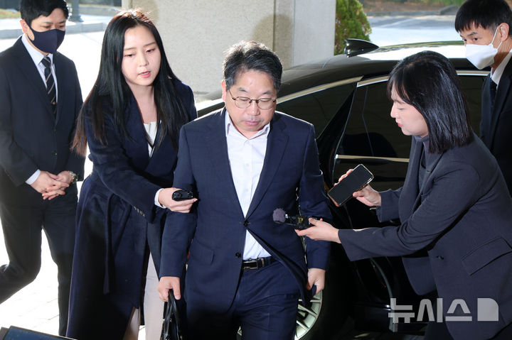 [서울=뉴시스] 조성우 기자 = 노만석 검찰총장 직무대행이 12일 오전 서울 서초구 대검찰청으로 출근하고 있다. 2025.11.12. xconfind@newsis.com