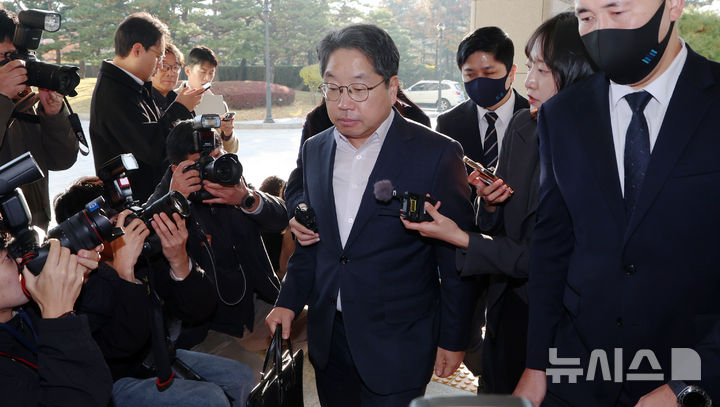 [서울=뉴시스] 조성우 기자 = 노만석 검찰총장 직무대행이 12일 오전 서울 서초구 대검찰청으로 출근하고 있다. 2025.11.12. xconfind@newsis.com