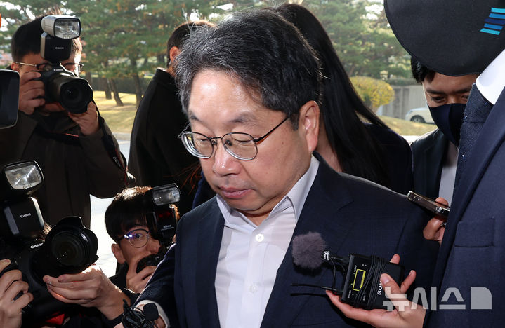 [서울=뉴시스] 조성우 기자 = 노만석 검찰총장 직무대행이 12일 오전 서울 서초구 대검찰청으로 출근하고 있다. 2025.11.12. xconfind@newsis.com