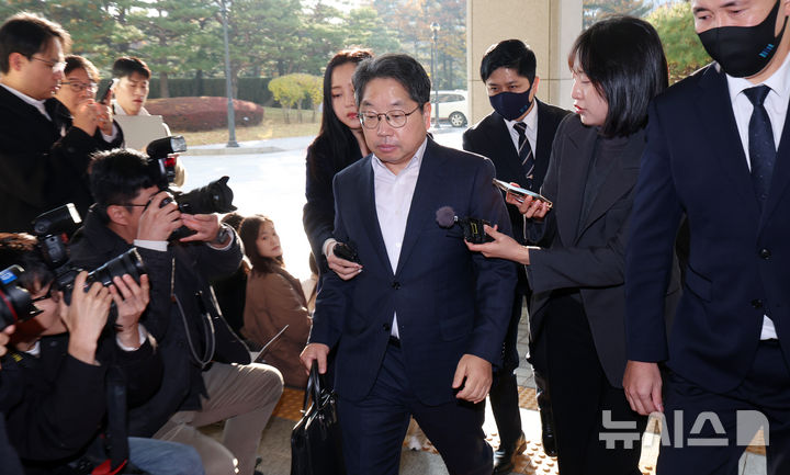 [서울=뉴시스] 조성우 기자 = 노만석 검찰총장 직무대행이 12일 오전 서울 서초구 대검찰청으로 출근하고 있다. 2025.11.12. xconfind@newsis.com