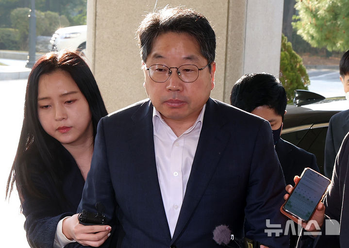 [서울=뉴시스] 조성우 기자 = 노만석 검찰총장 직무대행이 12일 오전 서울 서초구 대검찰청으로 출근하고 있다. 2025.11.12. xconfind@newsis.com