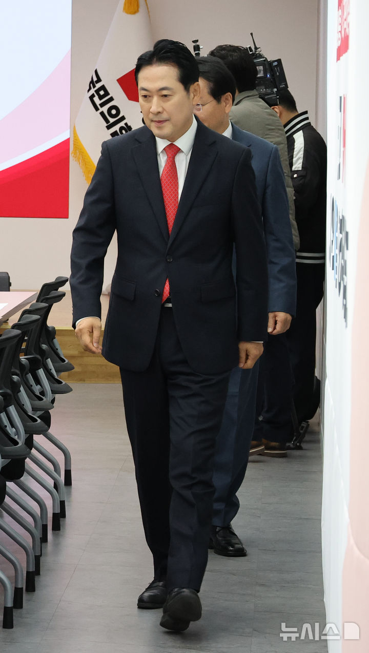 [서울=뉴시스] 김금보 기자 = 장동혁 국민의힘 대표가 12일 오전 서울 여의도 국민의힘 당사에서 열린 지방선거총괄기획단 및 시·도 광역단체장 연석회의에 참석하고 있다. 2025.11.12. kgb@newsis.com