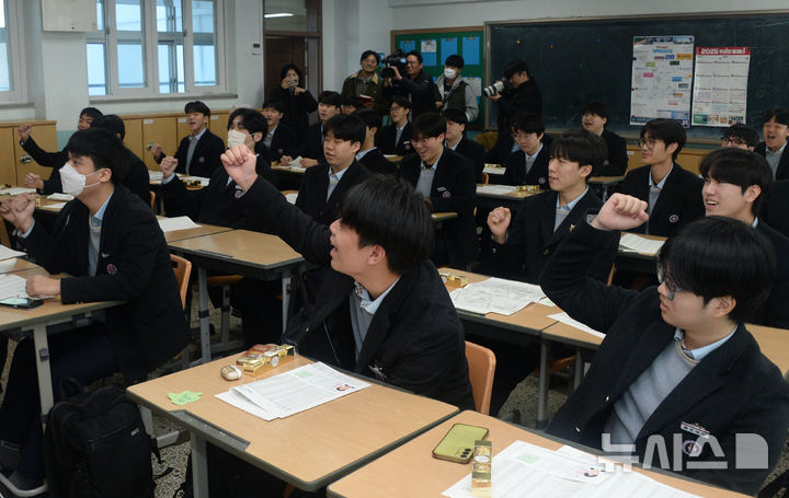 [전주=뉴시스] 김얼 기자 = 2026학년도 대학수학능력시험을 하루 앞둔 12일 전북 전주시 전북대학교사범대학부설고등학교에서 수험생들이 힘찬 구호를 외치고 있다. 2025.11.12. pmkeul@newsis.com