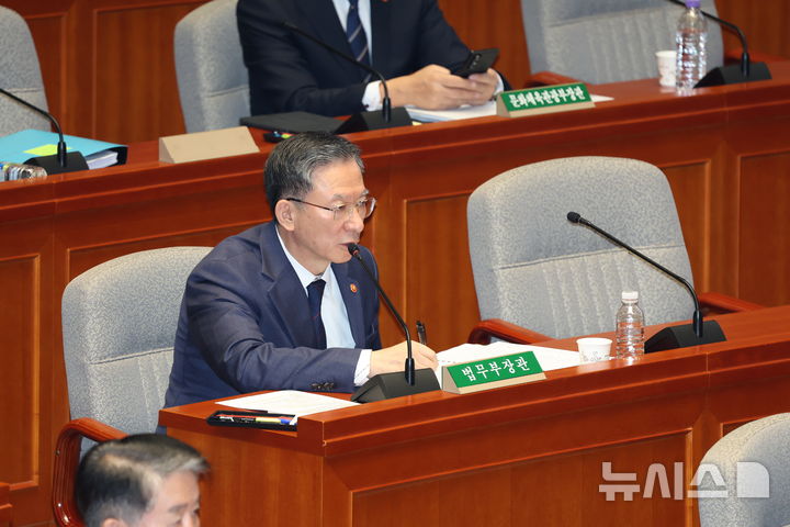 [서울=뉴시스] 고승민 기자 = 정성호 법무부 장관이 12일 서울 여의도 국회에서 열린 예산결산특별위원회 전체회의에서 의원 질의에 답하고 있다. 2025.11.12. kkssmm99@newsis.com