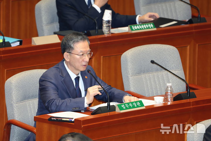 [서울=뉴시스] 고승민 기자 = 정성호 법무부 장관이 12일 서울 여의도 국회에서 열린 예산결산특별위원회 전체회의에서 의원 질의에 답하고 있다. 2025.11.12. kkssmm99@newsis.com