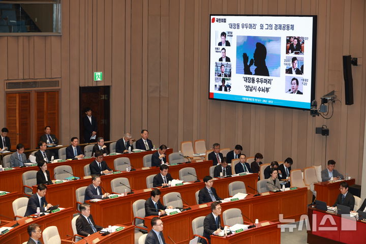 [서울=뉴시스] 고승민 기자 = 정성호 법무부 장관이 12일 서울 여의도 국회에서 열린 예산결산특별위원회 전체회의에서 배준영 국민의힘 의원 질의에 답하고 있다. 2025.11.12. kkssmm99@newsis.com