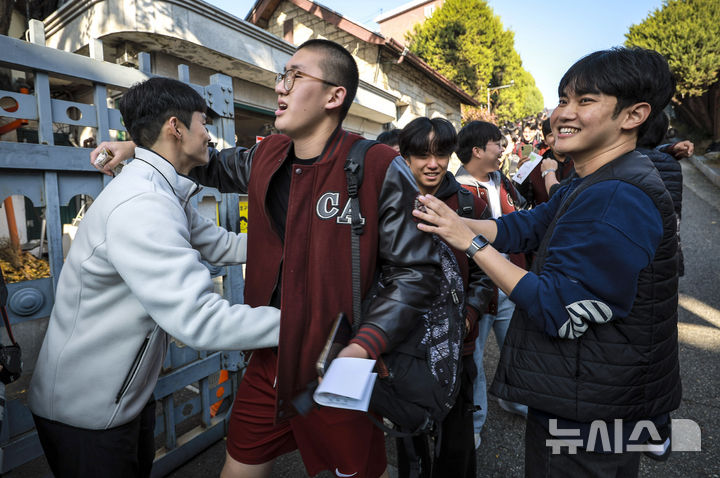 [서울=뉴시스] 정병혁 기자 = 2026학년도 대학수학능력시험을 하루 앞둔 12일 서울 종로구 중앙고등학교에서 수험생들이 선생님과 후배들의 응원을 받으며 학교를 나서고 있다. 2025.11.12. jhope@newsis.com
