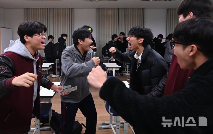 [서울=뉴시스] 정병혁 기자 =2026학년도 대학수학능력시험을 하루 앞둔 12일 오전 서울 종로구 중앙고등학교에서 고3 수험생들에게 수험표를 배부받은 뒤 화이팅을 외치고 있다.(공동취재) 2025.11.12. photo@newsis.com