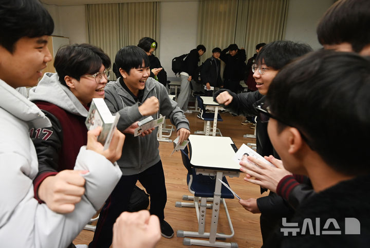 [서울=뉴시스] 정병혁 기자 =2026학년도 대학수학능력시험을 하루 앞둔 12일 오전 서울 종로구 중앙고등학교에서 고3 수험생들에게 수험표를 배부받은 뒤 화이팅을 외치고 있다.(공동취재) 2025.11.12. photo@newsis.com