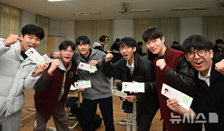 [서울=뉴시스] 정병혁 기자 =2026학년도 대학수학능력시험을 하루 앞둔 12일 오전 서울 종로구 중앙고등학교에서 고3 수험생들에게 수험표를 배부받은 뒤 화이팅을 외치고 있다.(공동취재) 2025.11.12. photo@newsis.com
