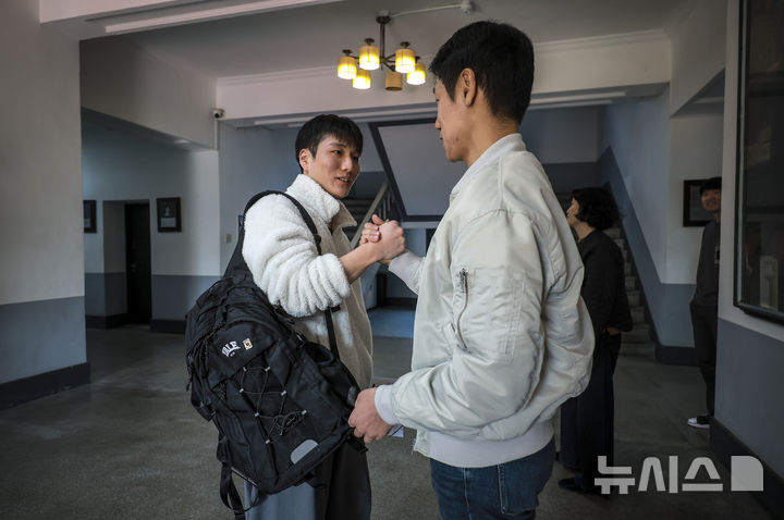 [서울=뉴시스] 정병혁 기자 = 2026학년도 대학수학능력시험을 하루 앞둔 12일 서울 종로구 중앙고등학교에서 한 수험생이 선생님에게 응원을 받고 있다. 2025.11.12. jhope@newsis.com