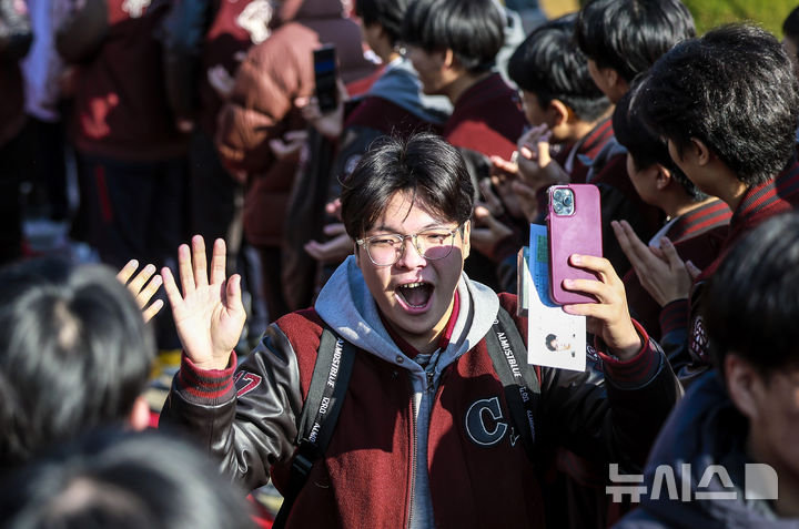 [서울=뉴시스] 정병혁 기자 = 2026학년도 대학수학능력시험을 하루 앞둔 12일 서울 종로구 중앙고등학교에서 수험생들이 후배들의 응원을 받으며 학교를 나서고 있다. 2025.11.12. jhope@newsis.com