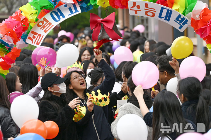 [광주=뉴시스] 이영주 기자 = 2026학년도 대학수학능력시험을 하루 앞둔 12일 오전 광주 남구 설월여고에서 고3 수험생들이 후배들의 응원을 받으며 '수능 대박 종'을 치고 있다. 2025.11.12. leeyj2578@newsis.com