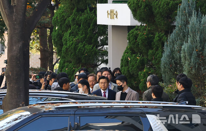 [서울=뉴시스] 박주성 기자 = 내란 선전·선동 혐의로 체포된 황교안 전 국무총리가 12일 서울 용산구 이태원동 자택에서 12·3 비상계엄 관련 내란·외환 혐의를 수사하는 특별검사팀 조사실로 압송되고 있다. 2025.11.12. park7691@newsis.com