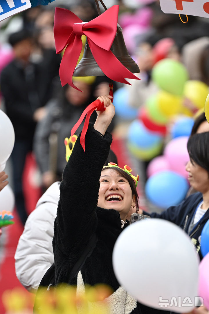 [광주=뉴시스] 이영주 기자 = 2026학년도 대학수학능력시험을 하루 앞둔 12일 오전 광주 남구 설월여고에서 고3 수험생들이 후배들의 응원을 받으며 '수능 대박 종'을 치고 있다. 2025.11.12. leeyj2578@newsis.com