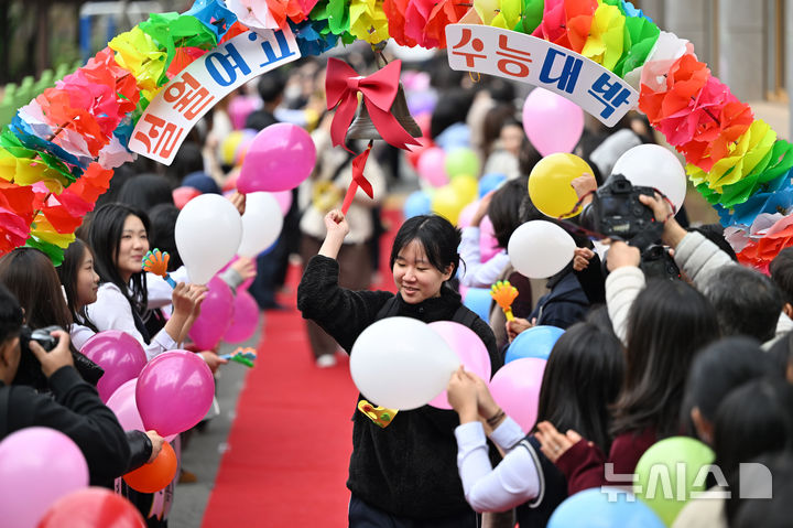 [광주=뉴시스] 이영주 기자 = 2026학년도 대학수학능력시험을 하루 앞둔 12일 오전 광주 남구 설월여고에서 고3 수험생들이 후배들의 응원을 받으며 '수능 대박 종'을 치고 있다. 2025.11.12. leeyj2578@newsis.com