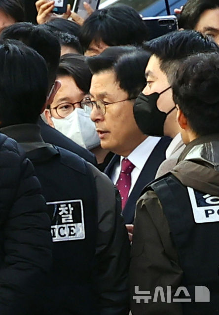 [서울=뉴시스] 박주성 기자 = 내란 선전·선동 혐의로 체포된 황교안 전 국무총리가 12일 서울 용산구 이태원동 자택에서 12·3 비상계엄 관련 내란·외환 혐의를 수사하는 특별검사팀 조사실로 압송되고 있다. 2025.11.12. park7691@newsis.com