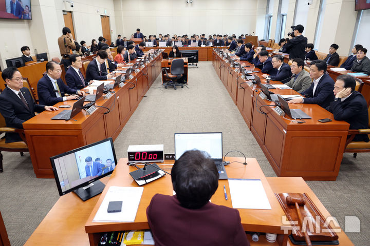 [서울=뉴시스] 김금보 기자 = 임이자 국회 기획재정위원회 위원장이 12일 오전 서울 여의도 국회에서 열린 전체회의를 주재하고 있다. 2025.11.12. kgb@newsis.com