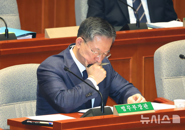 [서울=뉴시스] 고승민 기자 = 정성호 법무부 장관이 12일 서울 여의도 국회에서 열린 예산결산특별위원회 전체회의에서 자료를 보고 있다. 2025.11.12. kkssmm99@newsis.com