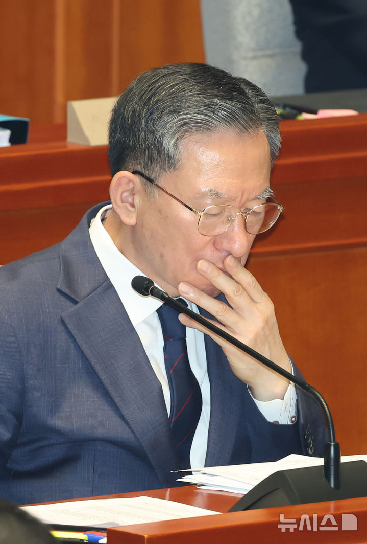 [서울=뉴시스] 고승민 기자 = 정성호 법무부 장관이 12일 서울 여의도 국회에서 열린 예산결산특별위원회 전체회의에서 자료를 보고 있다. 2025.11.12. kkssmm99@newsis.com