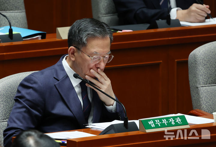 [서울=뉴시스] 고승민 기자 = 정성호 법무부 장관이 12일 서울 여의도 국회에서 열린 예산결산특별위원회 전체회의에서 자료를 보고 있다. 2025.11.12. kkssmm99@newsis.com