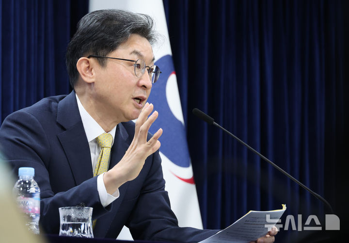 [서울=뉴시스] 김명원 기자 = 이억원 금융위원장이 12일 오전 서울 종로구 정부서울청사에서 열린 금융위 출입기자단 월례 간담회에 참석해 발언하고 있다. 2025.11.12. kmx1105@newsis.com