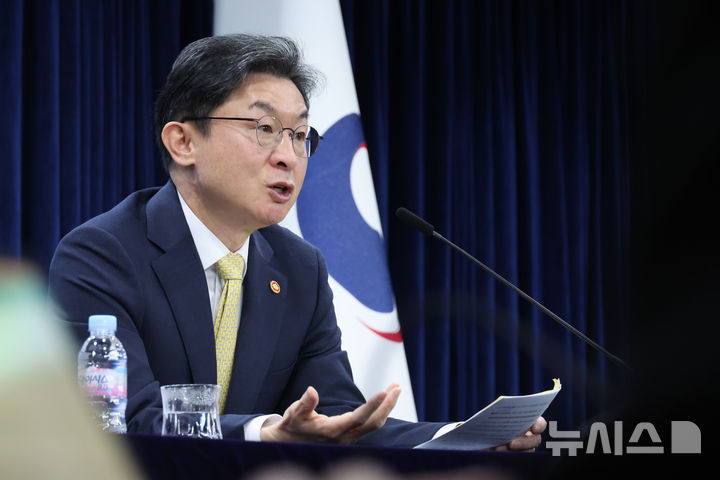 [서울=뉴시스] 김명원 기자 = 이억원 금융위원장이 12일 오전 서울 종로구 정부서울청사에서 열린 금융위 출입기자단 월례 간담회에 참석해 발언하고 있다. 2025.11.12. kmx1105@newsis.com