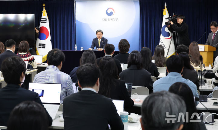 [서울=뉴시스] 김명원 기자 = 이억원 금융위원장이 12일 오전 서울 종로구 정부서울청사에서 열린 금융위 출입기자단 월례 간담회에 참석해 발언하고 있다. 2025.11.12. kmx1105@newsis.com