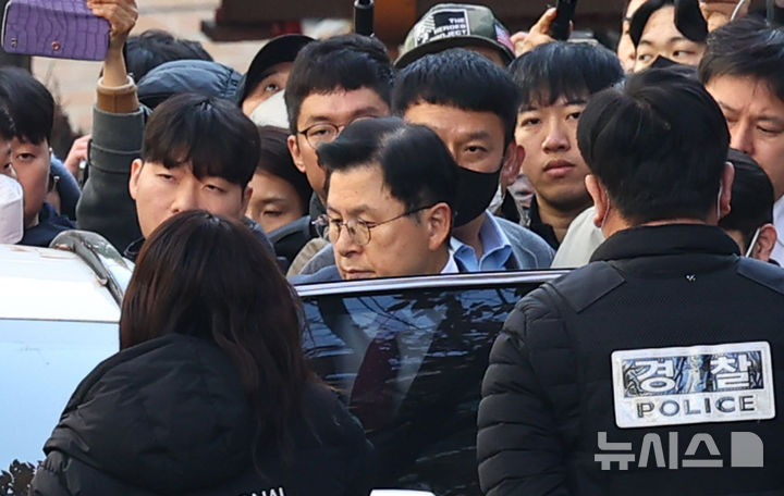 [서울=뉴시스] 박주성 기자 = 내란 선전·선동 혐의로 체포된 황교안 전 국무총리가 12일 서울 용산구 이태원동 자택에서 12·3 비상계엄 관련 내란·외환 혐의를 수사하는 특별검사팀 조사실로 압송되고 있다. 2025.11.12. park7691@newsis.com