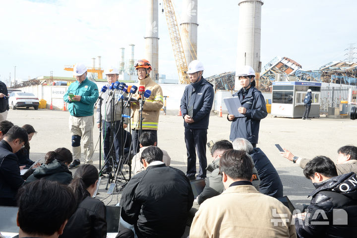 [울산=뉴시스] 배병수 기자 = 12일 오전 울산화력발전소 보일러 타워 붕괴 사고 현장에서 중앙사고수습본부 관계자들이 현장 브리핑을 진행하고 있다. 2025.11.12. bbs@newsis.com