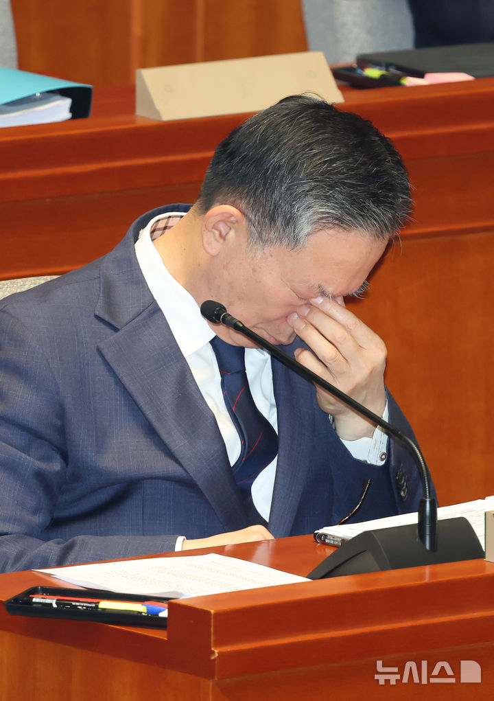 [서울=뉴시스] 고승민 기자 = 정성호 법무부 장관이 12일 서울 여의도 국회에서 열린 예산결산특별위원회 전체회의에서 눈가를 만지고 있다. 2025.11.12. kkssmm99@newsis.com