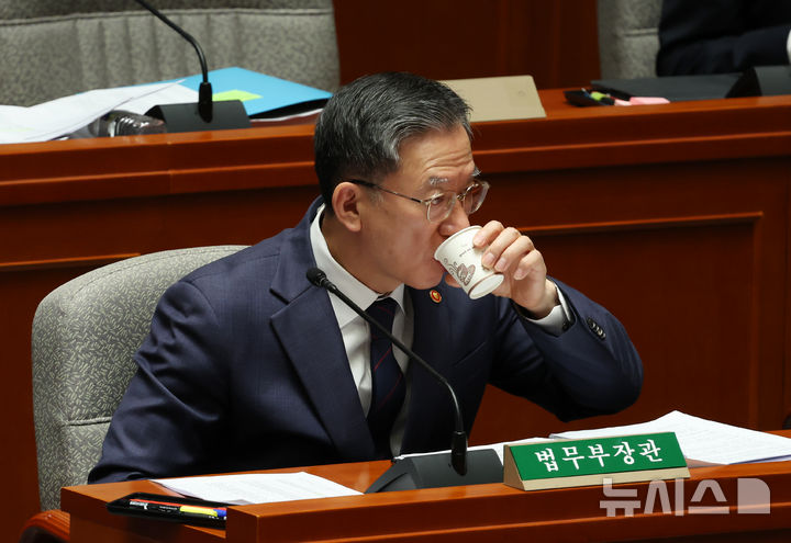 [서울=뉴시스] 고승민 기자 = 정성호 법무부 장관이 12일 서울 여의도 국회에서 열린 예산결산특별위원회 전체회의에서 물을 마시고 있다. 2025.11.12. kkssmm99@newsis.com