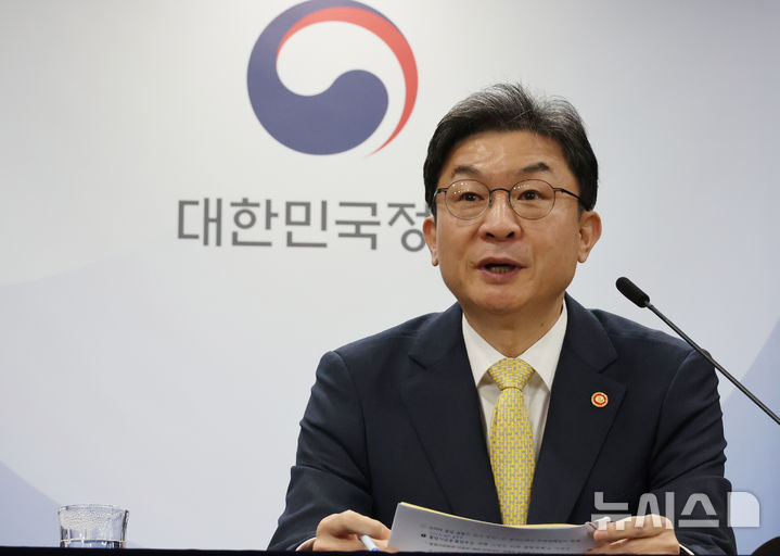 [서울=뉴시스] 김명원 기자 = 이억원 금융위원장이 12일 오전 서울 종로구 정부서울청사에서 열린 금융위 출입기자단 월례 간담회에 참석해 발언하고 있다. 2025.11.12. kmx1105@newsis.com