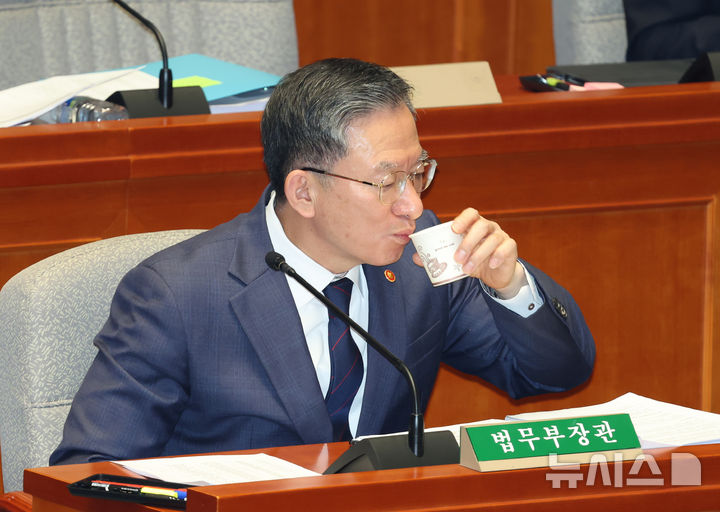 [서울=뉴시스] 고승민 기자 = 정성호 법무부 장관이 12일 서울 여의도 국회에서 열린 예산결산특별위원회 전체회의에서 물을 마시고 있다. 2025.11.12. kkssmm99@newsis.com